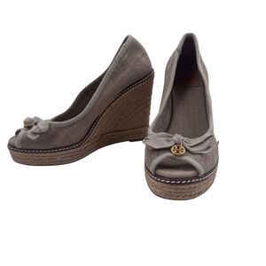 Tory Burch Jackie Charm Logo Peep Toe Wedge Espadrille Heel Gold/Beige 9B